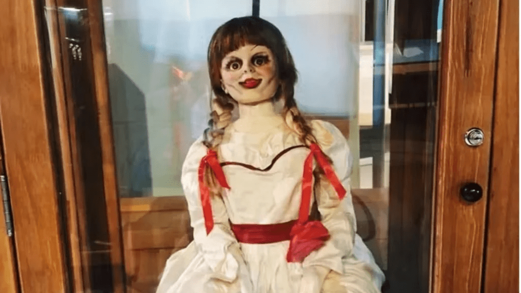 Boneca Annabelle foi um dos itens destruídos na exposição da Warner Bros, no Shopping Nova América, no RJ 1 image 79
