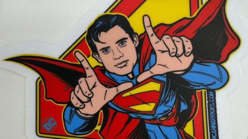 Superman: Legacy estreou nos Estados Unidos e James Gunn compartilha adesivo dos bastidores nas redes sociais 1 james gun