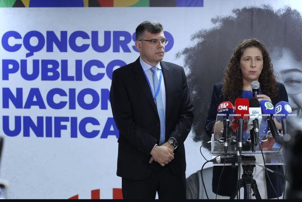 De 2,1 milhões de inscritos, cerca de 1 milhão comparecem ao Concurso Nacional Unificado (CNU) 1 De 2,1 milhões de inscritos, cerca de 1 milhão comparecem ao Concurso Nacional Unificado (CNU)