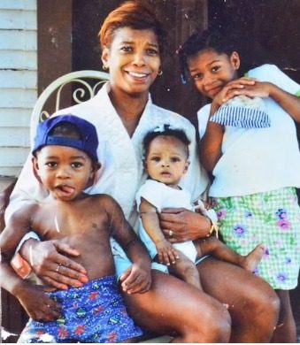 Mãe biológica de Simone Biles, explica abandono e pede perdão à ginasta 1 Mãe Biológica de Simone Biles Explica Abandono e Pede Perdão à Ginasta