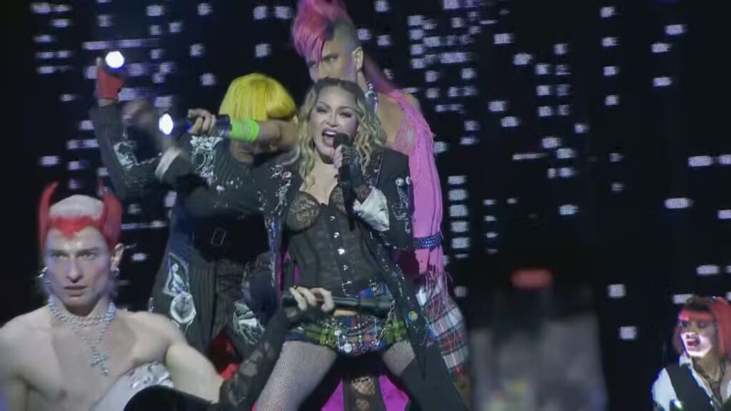 Madonna celebra 66 anos com novo ensaio fotográfico e momentos em família na Itália 2 Madonna Celebra 66 Anos com Novo Ensaio Fotográfico e Momentos em Família na Itália