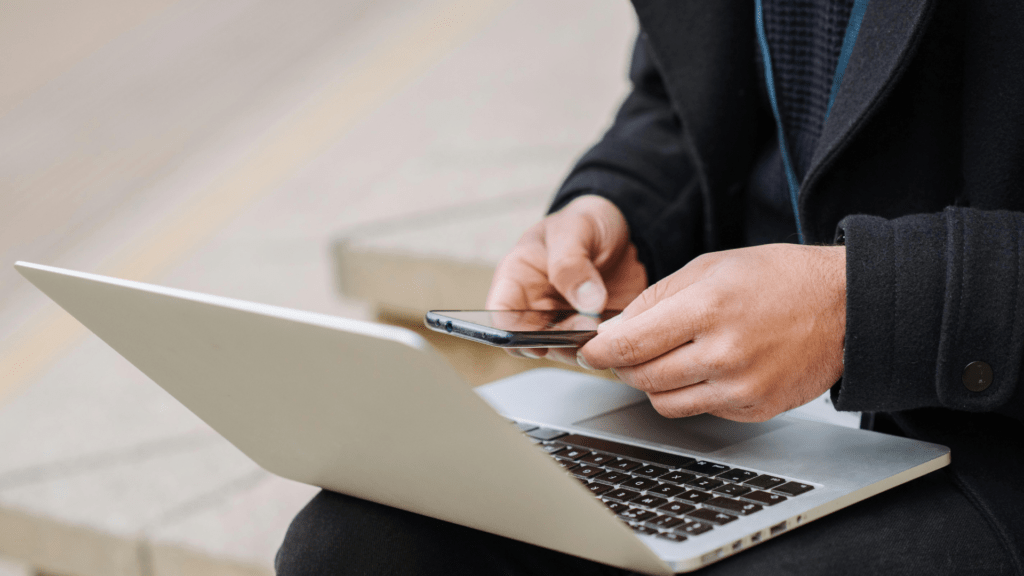Inteligência Artificial: a nova aliada na Segurança dos Dados 3 usando computador pexels
