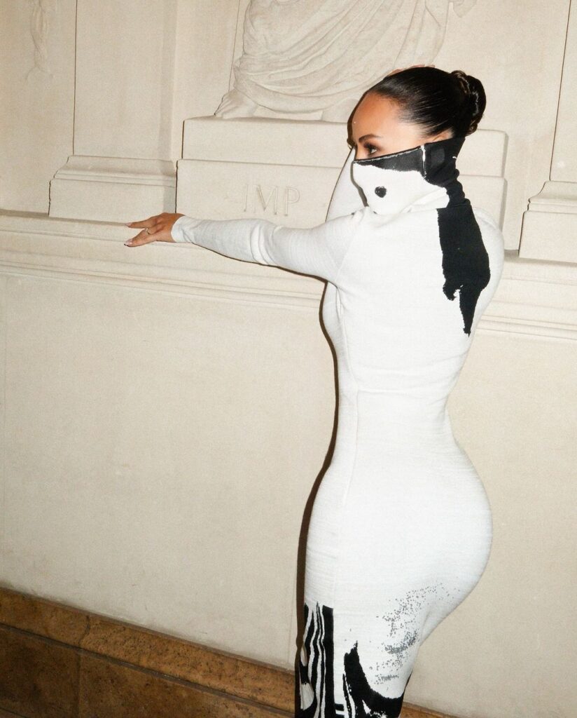 Paris Fashion Week: Sabrina Sato arrasa com vestido ousado 2 Snapinsta.app 461092530 18478940365010421 603799934499652650 n 1080