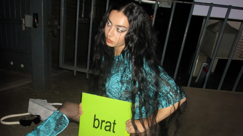 Charli XCX: "Brat", cartazes e artistas 4 Charli XCX espalha outdoors com grandes nomes para nova edição do álbum "Brat"