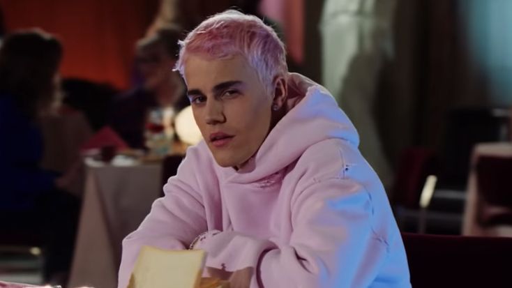 Justin Bieber é visto 'abatido' após polêmica com P.Diddy 2 Justin Bieber teria tentado alertar sua situação delicada por trás da cor de cabelo.