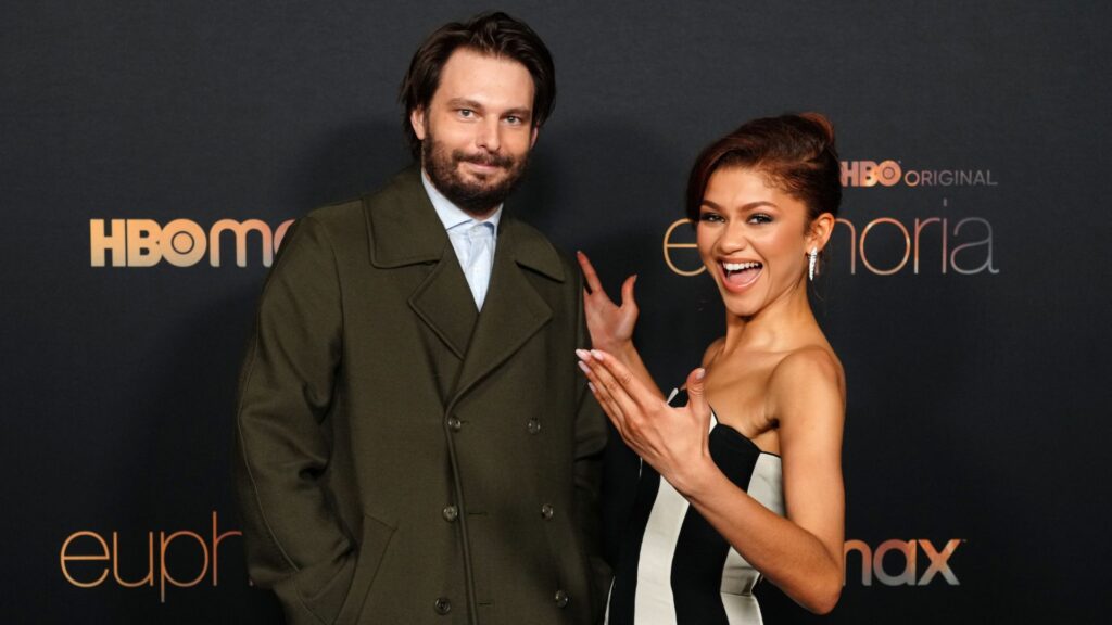 "Empolgante e importante" diz Zendaya sobre salto temporal em 'Euphoria' 1 "Empolgante e importante" diz Zendaya sobre salto temporal em 'Euphoria'