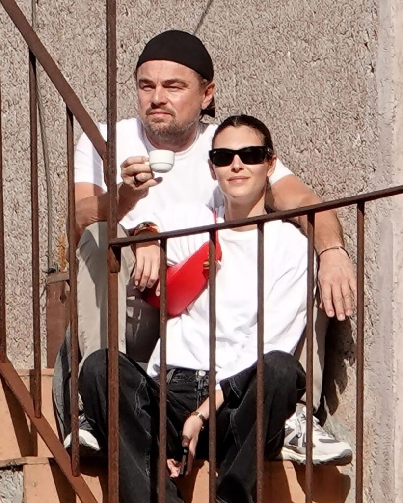 DiCaprio é visto em momento romântico com namorada de 26 anos 1 Leonardo DiCaprio e a namorada, Vittoria Ceretti.