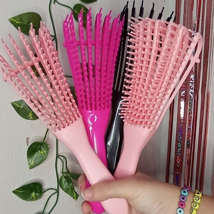 Tipos de escovas: saiba como escolher a ideal para o seu cabelo 5 927d2f5780c8ef76ade5652b3a17479c edited