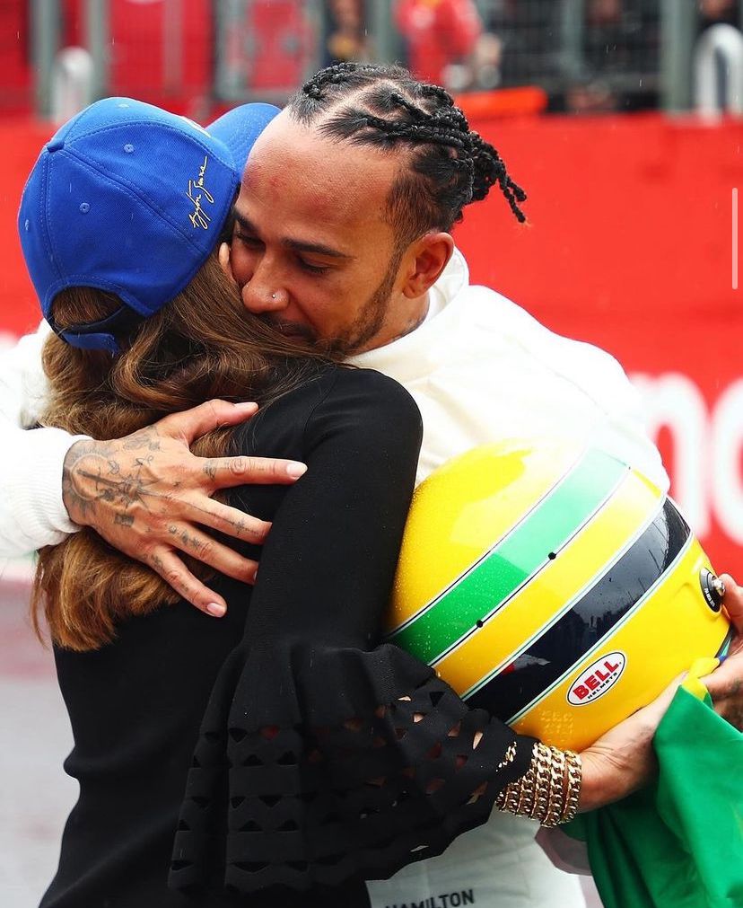Lewis Hamilton (39) emociona gerações em homenagem a Ayrton Senna 2 Lewis Hamilton