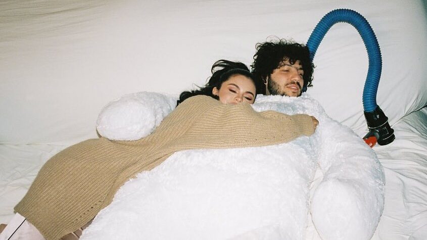 Benny Blanco choca fãs ao revelar que não acredita em banhos diários: descubra o que Selena Gomez pensa sobre isso 1 Benny Blanco