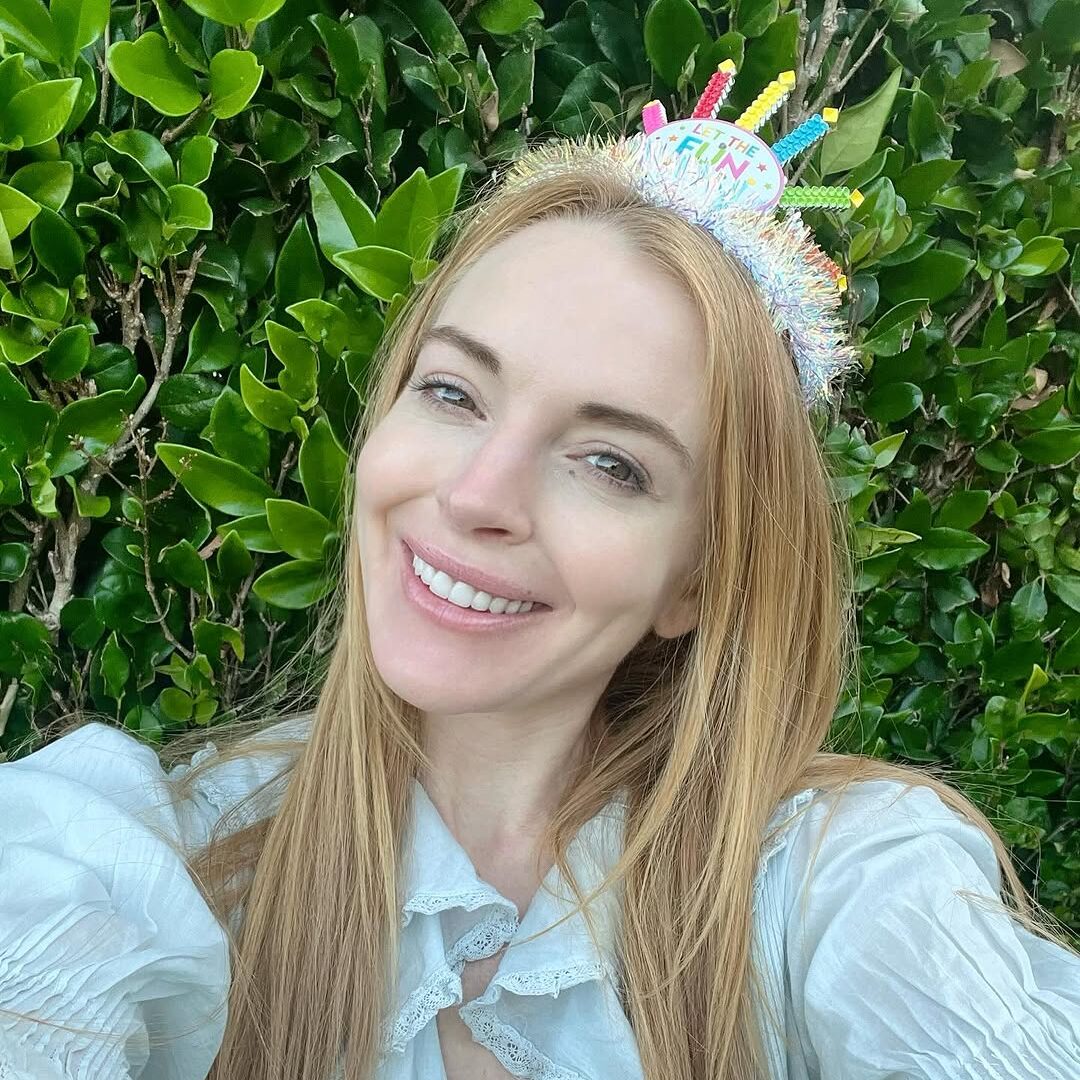 Desaparecimento de sardas, marca registrada de Lindsay Lohan, deixa fãs intrigados: ‘O que ela fez?’ 1 lindlohan edited