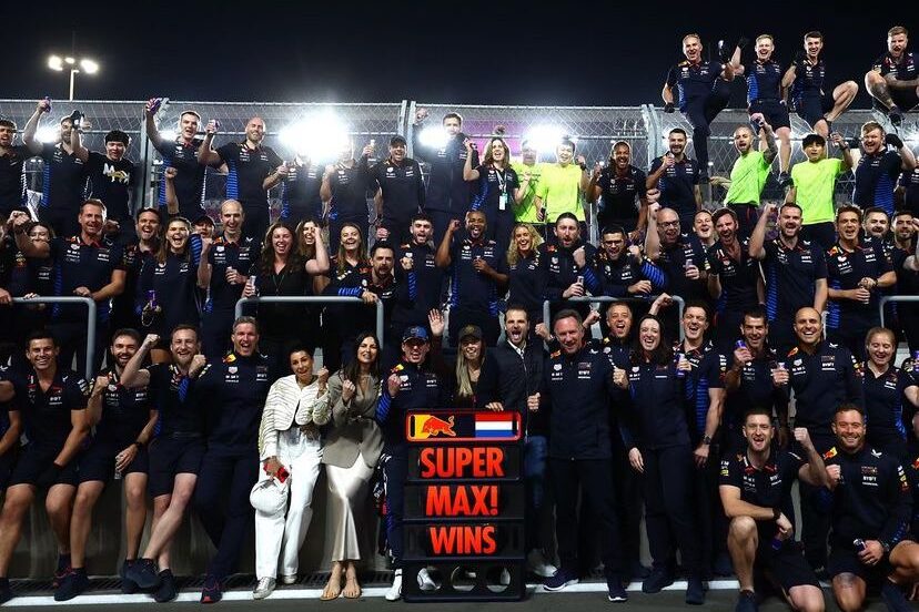 F1: Red Bull planeja homenagem para Checo Pérez caso ele se aposente de forma voluntária 1 Red Bull cansada de lutar apenas por um piloto.