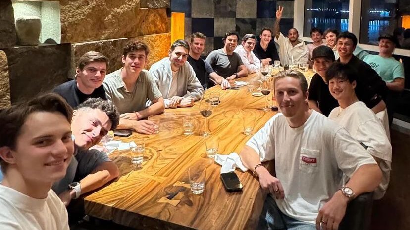 F1: Treta no paddock: Verstappen X Russell 1 F1: Max Verstappen e George Russell sentados bem longe um do outro no jantar após briga.