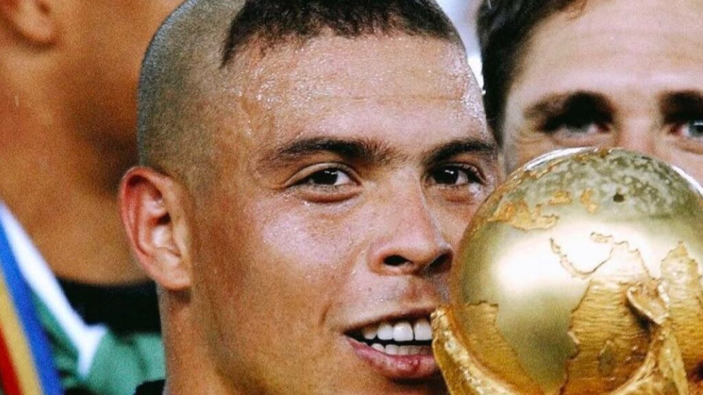 Ronaldo Fenômeno vai concorrer às eleições para a presidência e conta com o apoio de seu ex-companheiro de Seleção, Romário 1 Ronaldo Fenômeno ergue a taça na Seleção Brasileira em 2002.