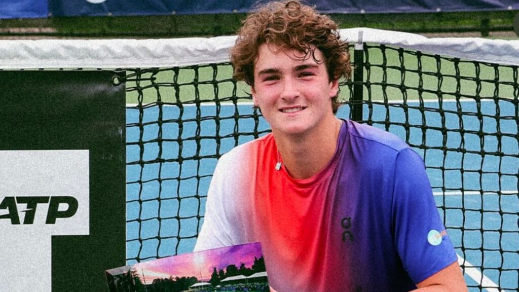 João Fonseca vence o número 20 do mundo e embolsa 1,3 milhão no Next Gen Finals 1 João Fonseca ergue seu troféu de campeão no ATP Chanllenger de Lexington. foto: reprodução/instagram @joaoffonseca