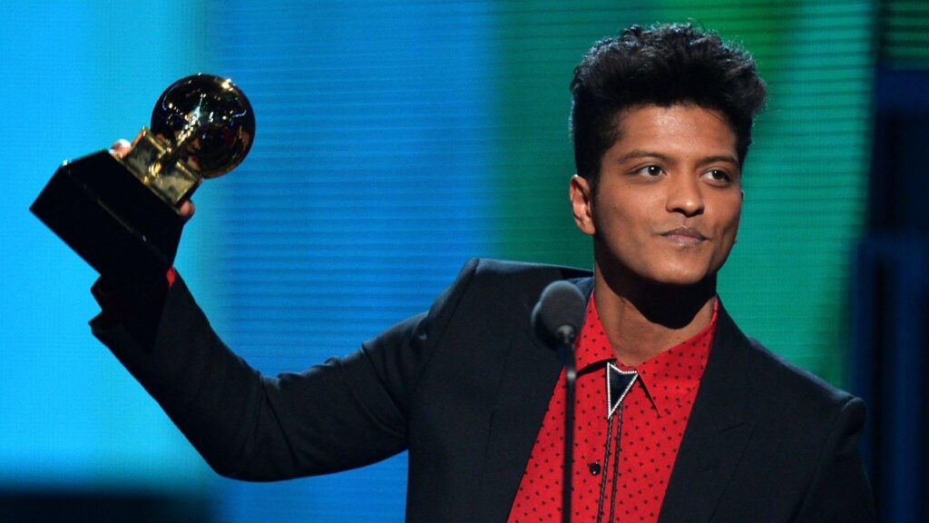 Icônico! Bruno Mars se torna o primeiro artista na história a atingir 150 milhões de ouvintes mensais no Spotify 1 Grammy Rewind BrunoMars Hero 1920x1080