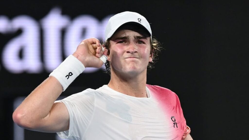 João Fonseca derruba Top 10 em seu primeiro Grand Slam e vira esperança dos brasileiros 1 João Fonseca derruba Top 10 em seu primeiro Grand Slam e vira esperança dos brasileiros