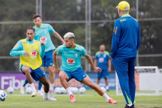 Seleção Brasileira enfrenta o Paraguai pelas Eliminatórias com chance de garantir vaga antecipada na Copa de 2026.