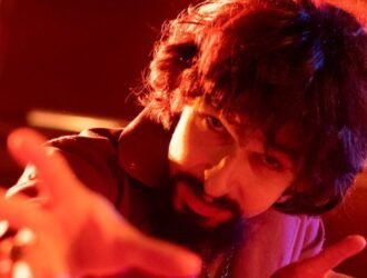 Série biográfica de Raul Seixas chega ao Globoplay