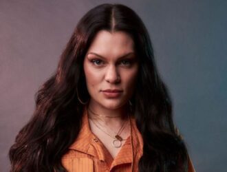 Jessie J pausa a carreira por diagnóstico de câncer e reacende debate sobre saúde no showbiz