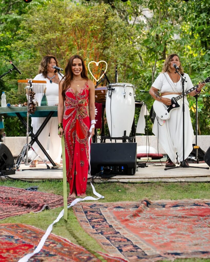 Anitta tem se concentrado em sua vida espiritual, e em passar mais tempo celebrando a vida com sua família e amigos. (Foto: reprodução/instagram/@anitta)