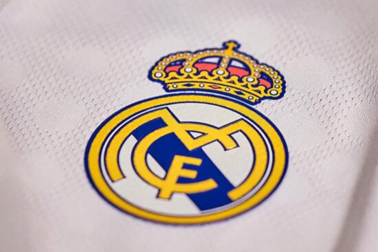 Real Madrid apresenta nova camisa principal para 2025/26 com homenagem ao reformado Bernabéu