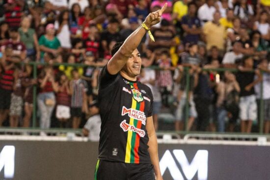 Lúcio, ex-capitão da seleção, recebe alta 3 semanas após acidente com lareira