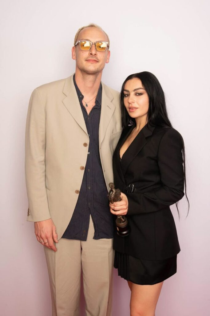 Charli xcx renova tradições com look de casamento ousado