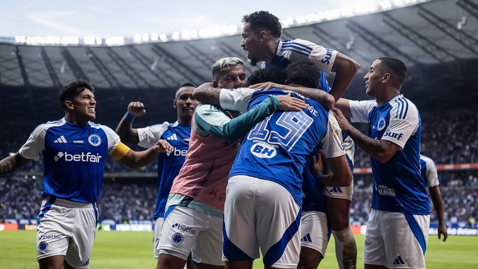 Brasileirão 2025: Cruzeiro assume a liderança após goleada sobre o Juventude