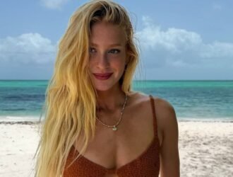 Marina Ruy Barbosa encanta em Turks and Caicos com cavalo no mar e looks paradisíacos