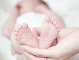 Bebês com DNA de três ‘pais’ nascem livres de doenças hereditárias no Reino Unido
