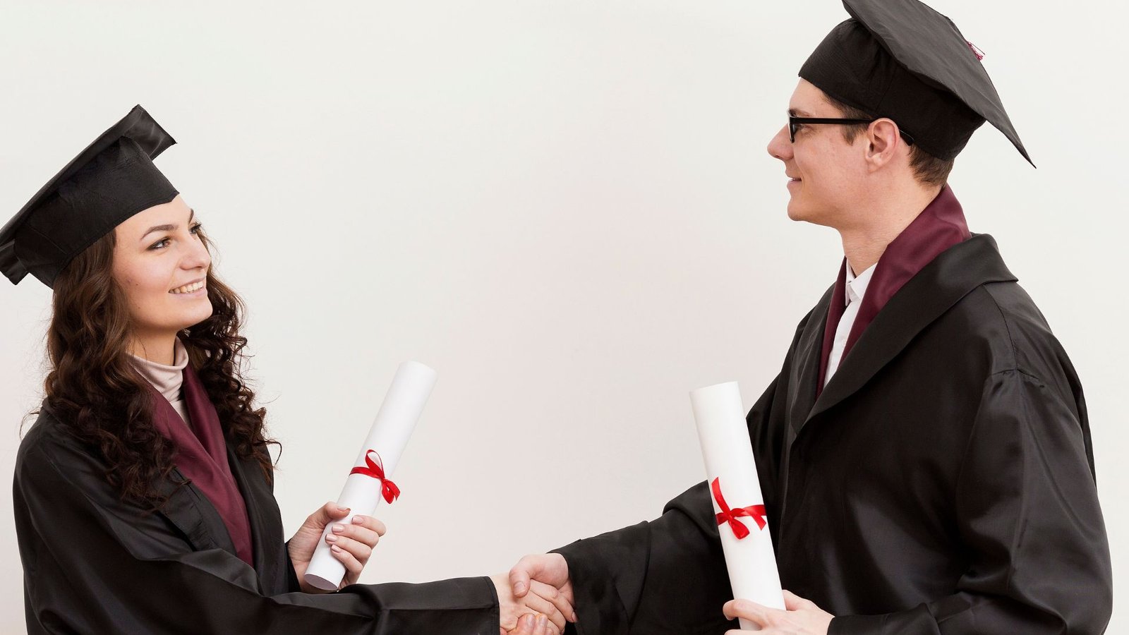 Diploma digital é o novo padrão: saiba o que muda para estudantes e instituições