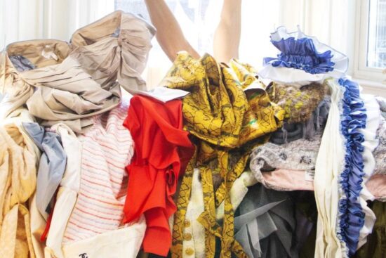 A moda fast fashion como convite à reflexão.