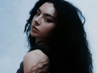 Charli xcx aposta em look de casamento ousado