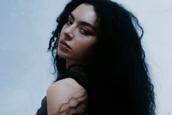 Charli xcx aposta em look de casamento ousado