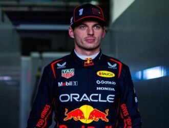 Max Verstappen permanece na Red Bull em 2026 após cumprir cláusula