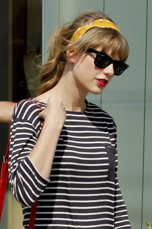 Taylor com blusa listrada