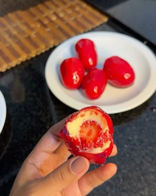 O que é “Morango do Amor”, o doce que viralizou nas redes sociais?