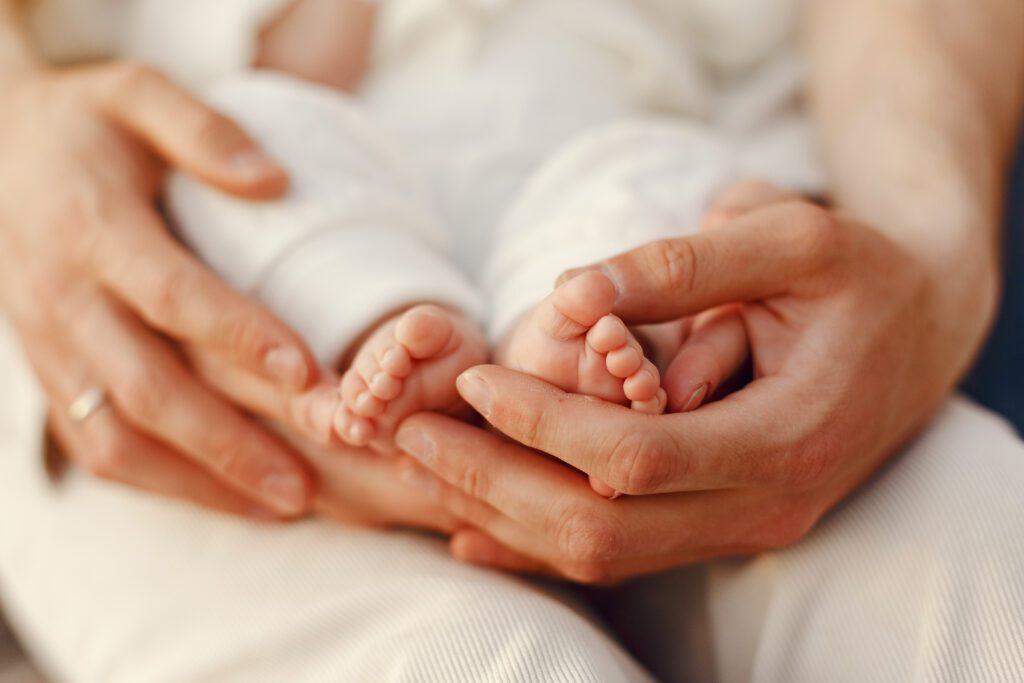 Bebês com DNA de três ‘pais’ nascem livres de doenças hereditárias no Reino Unido.