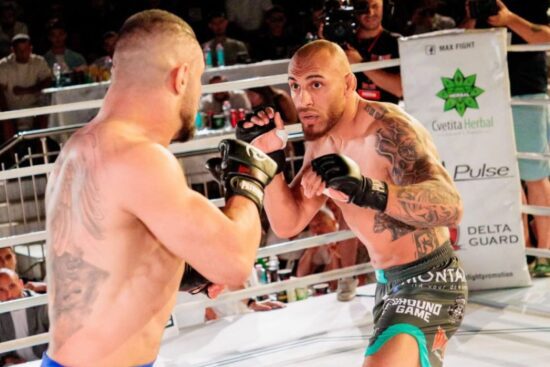 Lutador arranca parte da orelha de rival durante luta no Max Fighting 62