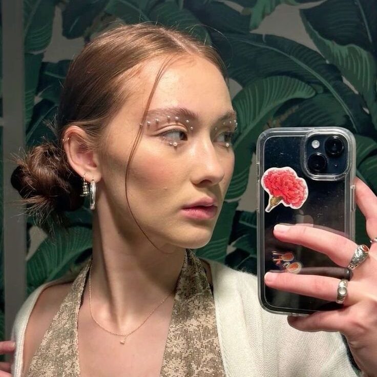 Maquiagens marcam estilo de Lola Tung