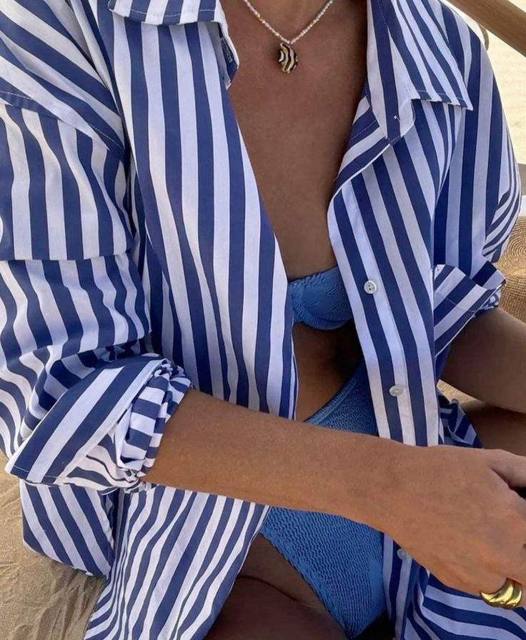 Biquíni azul e camisa social