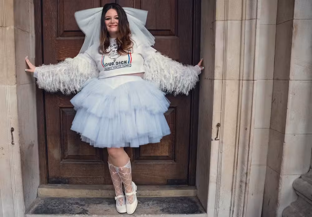 A protagonista de Too Much surge em uma releitura ousada do vestido de noiva tradicional