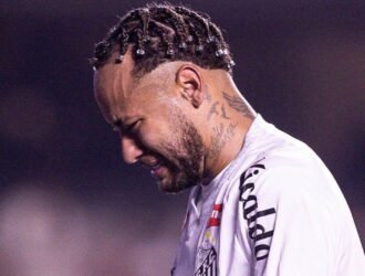 Neymar chora após goleada contra o Santos
