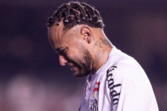 Neymar chora após goleada contra o Santos