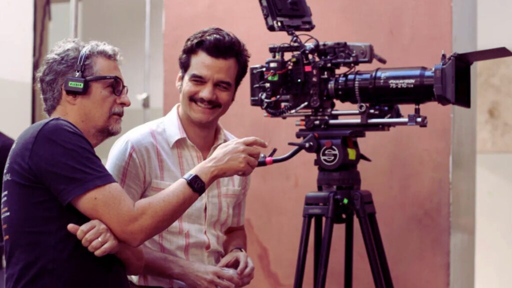 Kleber Mendonça Filho e Wagner Moura no set de filmagens de "O Agente Secreto". (Foto: Laura Castor)