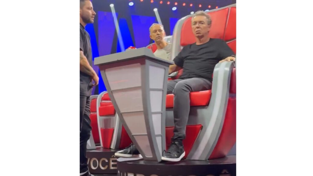 Boninho e equipe nos bastidores do "The Voice Brasil". (Foto: reprodução/Instagram/@jbboninho)
