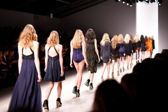 Beleza na passarela: tendências de cabelo, maquiagem e unhas que marcaram a NYFW 2025