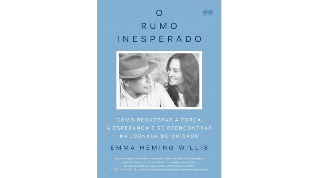A imagem mostra a capa do livro “O Rumo Inesperado”, escrito por Emma Heming Willis. O fundo é azul claro, e no centro há uma fotografia em preto e branco de Emma sorrindo para Bruce Willis, que aparece usando um chapéu e olhando para ela.O título está em destaque na parte superior: “O Rumo Inesperado”. Logo abaixo da foto, aparece o subtítulo:“Como recuperar a força, a esperança e se reencontrar na jornada do cuidado”.Na parte inferior, o nome da autora está em destaque: Emma Heming Willis.Há também uma citação do Dr. Daniel G. Amen, neuropsiquiatra, elogiando a obra como um guia reconfortante para cuidadores, ressaltando a sinceridade e compaixão com que Emma compartilha sua história.