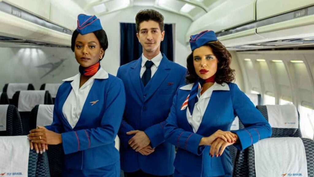 Iara (Eli Ferreira), Nando (Johnny Massaro) e Lea (Bruna Linzmeyer) são comissários de bordo na minissérie.(Foto: Guilherme Leporace)